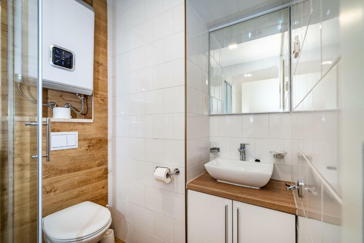 Family Room Bathroom,807085635:JPEG